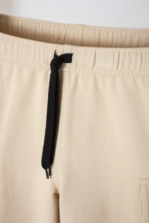 BERMUDA DE MIC CON BOLSILLOS LATERALES BEIGE PARA NIÑO