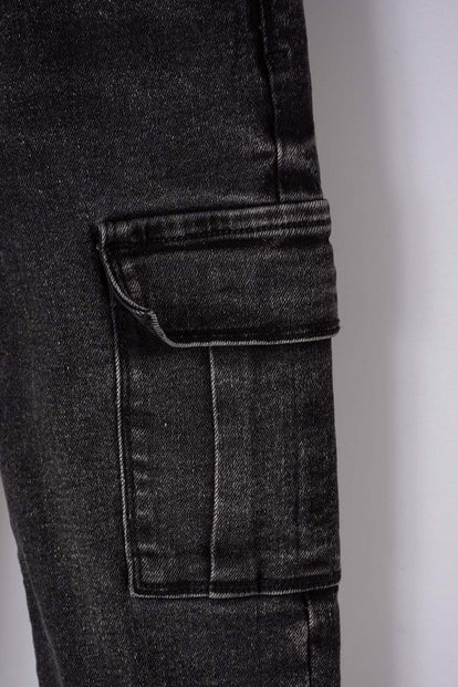 JEAN LITTLEMIC EN DENIM TONO OSCURO CON BOLSILLOS TIPO CARGO PARA NIÑO 2T A 5T