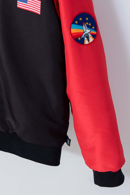 CHAQUETA DE LA NASA CON CAPUCHA NEGRA Y ROJA PARA NIÑO