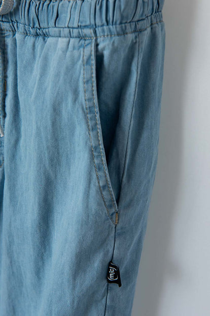 JOGGER DE MIC CON CORDÓN AZUL CLARO PARA NIÑA