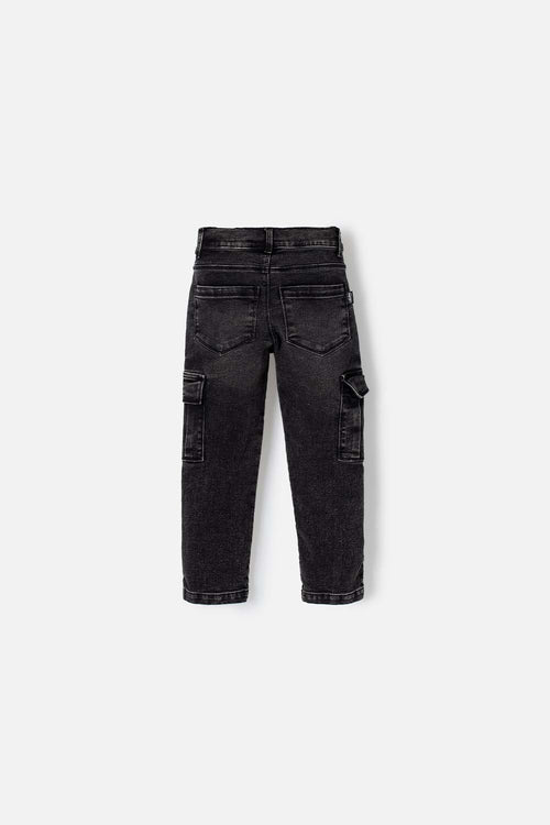 Card slide image -  JEAN LITTLEMIC EN DENIM TONO OSCURO CON BOLSILLOS TIPO CARGO PARA NIÑO 2T A 5T
